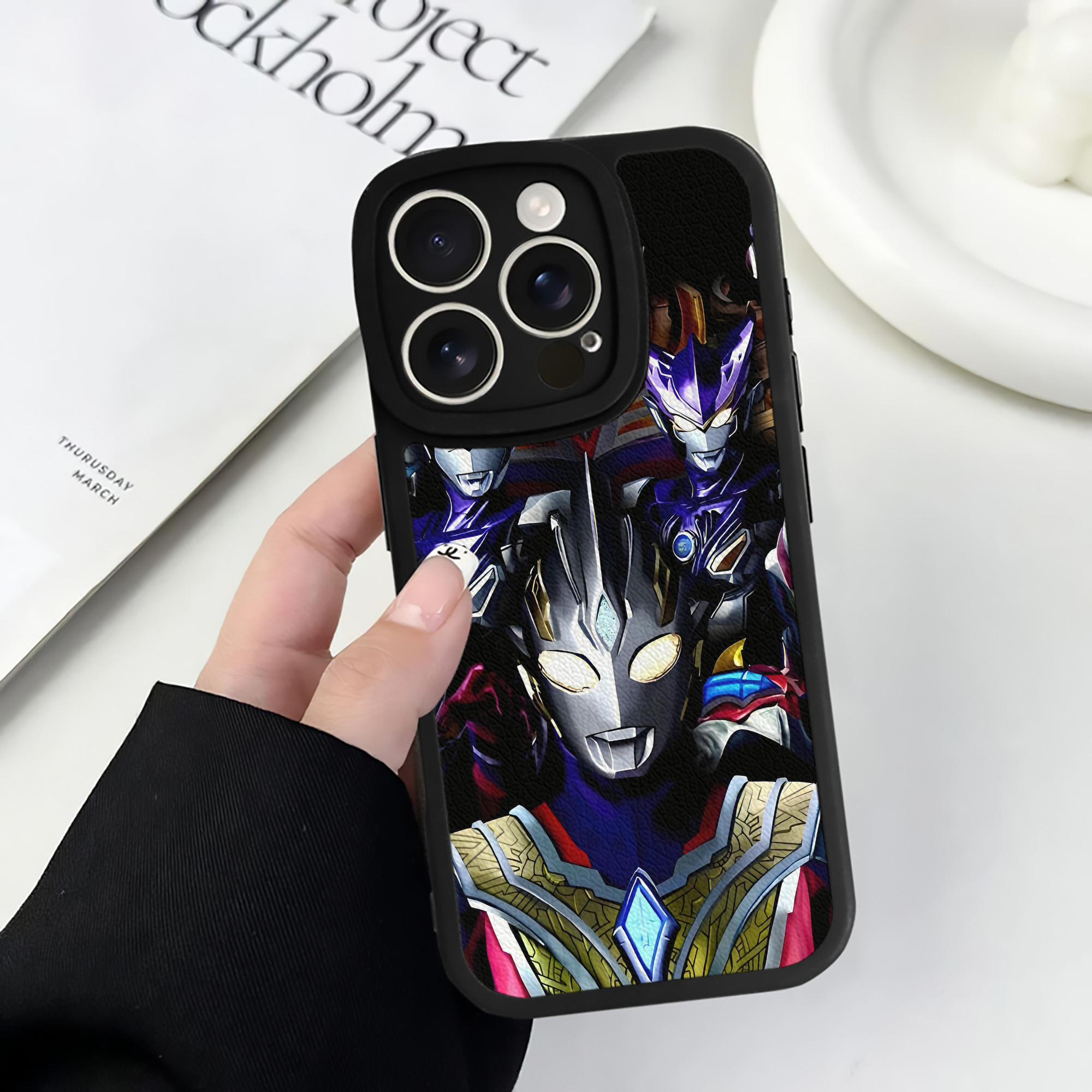（画像用） ウルトラマン Ultraman 【iPhone 16シリーズ対応】シリコンスマホケース（レザー調） 材質：シリコン